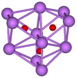 O diagrama de bola-e-vara mostra três octaedros regulares onde cada octaedro está ligado a ambos os outros por uma face cada. Todos os três octahedra tem uma aresta em comum. Todas as onze vértices da estrutura são esferas violeta representam césio, e no centro de cada octaedro é uma pequena esfera vermelho que representa oxigénio.