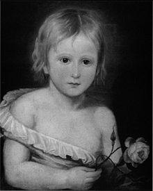 Retrato half-length preto-e-branco de uma criança, vestindo uma camisa pequena que está caindo fora de seu corpo, revelando metade do seu peito. Ele tem o cabelo louro curto e está segurando uma rosa.