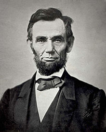 Fotografia preto e branco icónica de Lincoln que mostra sua cabeça e ombros.