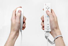 Dois tipos de controladores de Wii, um em cada mão