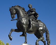 Estátua de um cavaleiro em um cavalo