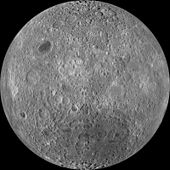 Este disco cheio é quase inexpressivo, uma superfície cinzenta uniforme, com quase nenhum mare escuro. Há muitos pontos sobrepostos brilhantes de crateras de impacto.