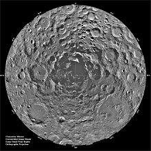Vinte graus de latitude do disco da Lua, completamente coberto nos círculos sobrepostos de crateras. Os ângulos de iluminação são de todas as direções, mantendo quase todas as crateras na luz solar, mas um conjunto de crateras mescladas direito no pólo sul estão completamente sombreado.