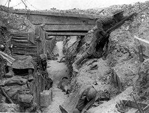 Uma trincheira britânica perto da estrada Albert-Bapaume no Ovillers-La Boisselle, julho 1916 durante a batalha do Somme. Os homens são de uma empresa, 11th Battalion, The Cheshire Regiment.