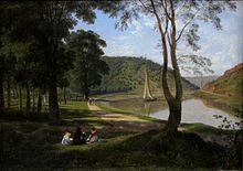 Pintura de rio, com um barco à vela sobre ela, com árvores e áreas gramadas para a esquerda