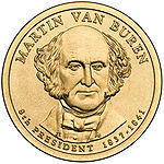 Uma moeda de ouro com um retrato de um homem careca vestindo uma gravata e virado para a frente
