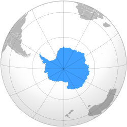 Este mapa usa uma projeção ortográfica, aspecto próximo-polar. O Pólo Sul está perto do centro, onde as linhas longitudinais convergem.