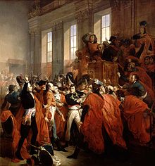 Bonaparte em um uniforme geral simples no meio de um scrum de membros de vermelho roubado do Conselho dos Quinhentos