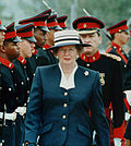 Margaret Thatcher, única mulher primeiro-ministro do Reino Unido, renuncia após 11 anos.