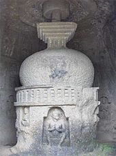 Um Stupa budista branco.