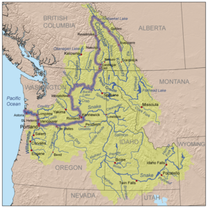 Mapa de três cores da bacia hidrográfica do rio Columbia. A bacia é formada mais ou menos como um funil com sua grande final para o leste e sua extremidade mais estreita ao longo da fronteira entre Washington e Oregon, pois aproxima o Oceano Pacífico. A bacia hidrográfica se estende para os estados do oeste dos EUA de Washington, Oregon, Idaho, Nevada, Utah, Wyoming, e Montana, e na província canadense de British Columbia como Extremo Oriente como a sua fronteira com Alberta. O próprio rio faz uma curva fechada de norte-oeste a sul, em British Columbia e outra curva acentuada do sul ao oeste, pois aproxima Oregon.