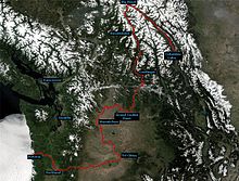 Fotografia satélite modificada da bacia hidrográfica do rio Columbia mostrando o curso do rio em vermelho de Columbia Lake em British Columbia, no Canadá, para Astoria, Oregon, nos Estados Unidos. Os mapas mostram que o rio, embora, em média, fluindo na direção sudoeste a partir da fonte para a boca, muda de direção bruscamente de noroeste a sul no Big Bend, no Canadá, de sul para oeste, perto da Grand Coulee em Washington, de oeste a sul, perto Wenatchee , Washington, e do sul ao oeste perto da área de Tri-Cities, em Washington.