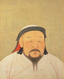 Pintura amarelada da cabeça e ombros de um homem gordo de meia-idade asiático. Ele está vestindo uma túnica branca e um boné branco com guarnição preta. Ele tem um bigode preto comprido e barba bifurcada.