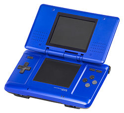 Um, azul elétrico sistema Nintendo DS original é aberto.