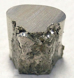Uma peça sem caroço e irregular de metal prateado, com a superfície superior plana cortada