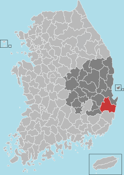 A região em uma costa leste é dividido em 23 distritos, com o distrito do sul litoral destaque.