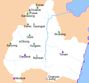 Um rio corre de sul para norte através da região, drenando mais do mesmo. Metade das montanhas mais altas estão na fronteira sul; outras montanhas são principalmente no oeste, agrupados no noroeste.
