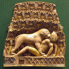 Quadrado, placa amarela que mostra um leão morder no pescoço de um homem deitado de costas