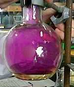 Balão de fundo redondo preenchido com vapor de iodo violeta