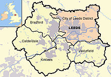 O mapa mostra os locais de Leeds (rosa colorido) e os outros quatro distritos metropolitanos de West Yorkshire (no sentido horário do Leeds: Wakefield, Kirklees, Calderdale e Bradford). County and Borough limites são preto, cinza áreas urbanas, auto-estradas azuis com listras brancas, rios e corpos de luz azul água. Uma inserção mostra um mapa da Grã-Bretanha, com a localização de West Yorkshire destaque.