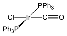 Fórmula esquelético de um composto químico com átomo de irídio no seu centro ligado a dois grupos P-PH3, a um átomo de cloro e um grupo CO.