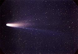 Uma imagem da cor do cometa Halley, mostrado voar para a esquerda alinhado apartamento de encontro ao céu