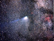 Cometa, cauda pouco visível, contra um fundo de estrelas de Halley. A Via Láctea é visto no fundo.