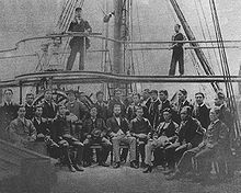 Grupo de homens no convés de um navio.