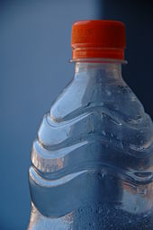 Foto de uma garrafa de plástico transparente padrão.