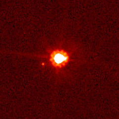 Eris (centro) e Dysnomia (à esquerda do centro), obtida pelo Telescópio Espacial Hubble