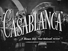 Preto-e-branco de tela de cinema com o título do filme na pia batismal extravagante. Abaixo dele é o texto