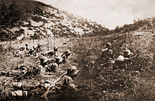 Fotografia de soldados búlgaros de corte de arame farpado inimigo durante a Primeira Guerra Mundial