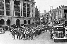 Um desfile de soldados japoneses em uma rua de Cingapura