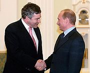 Gordon Brown agita as mãos com Vladimir Putin