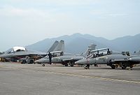 Sukhoi Su-30MKM Flankers e Aermacchi MB-339s aeronaves militares The Royal Malaysian da Força Aérea no Aeroporto de Langkawi.