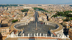 Vista da Praça de São Pedro a partir do topo da cúpula de Michelangelo.